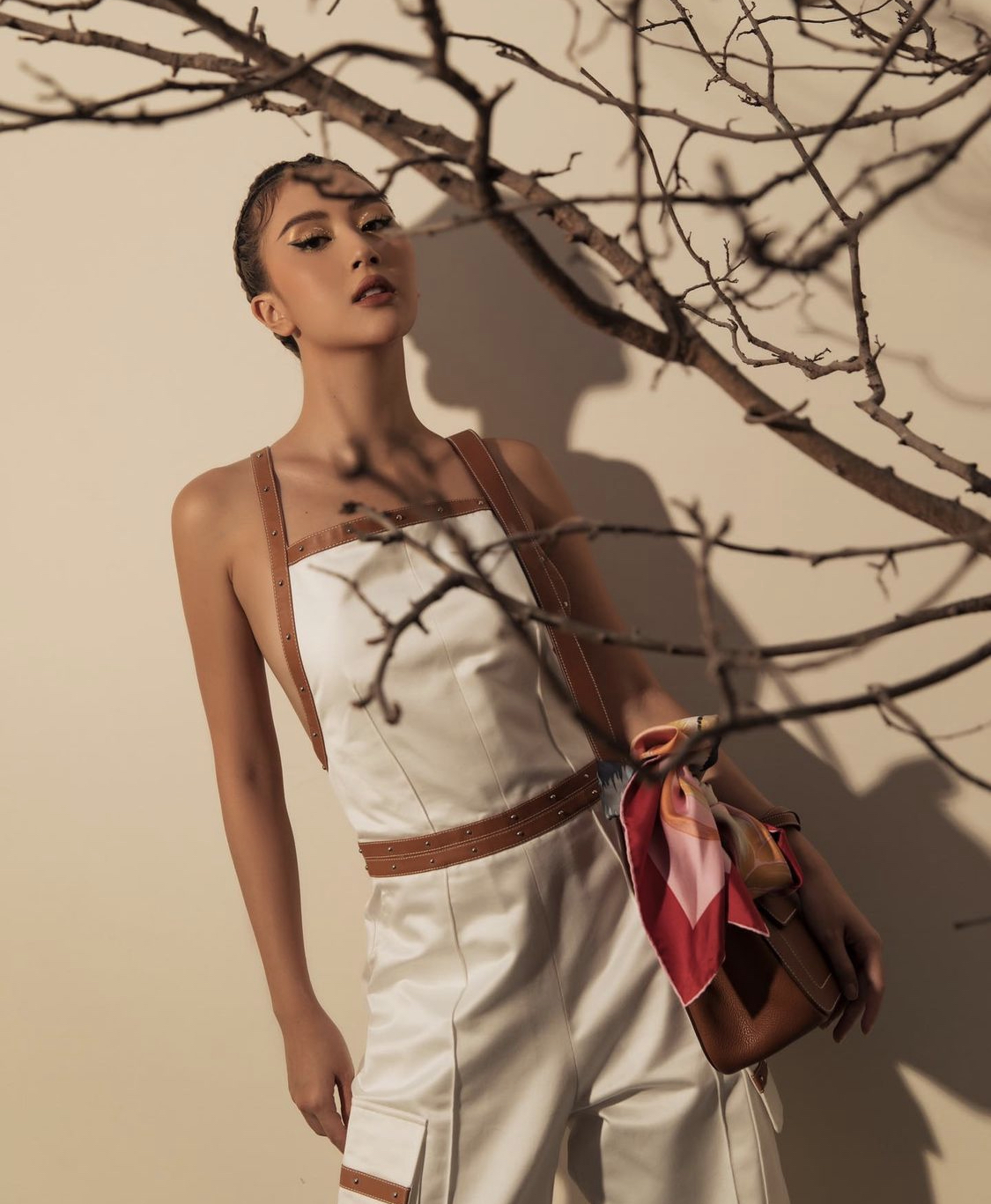 Hè này, mỹ nhân Việt âm thầm tôn vinh bản sắc dân tộc với những chiếc áo yếm hiện đại và quyến rũ - Ảnh 9