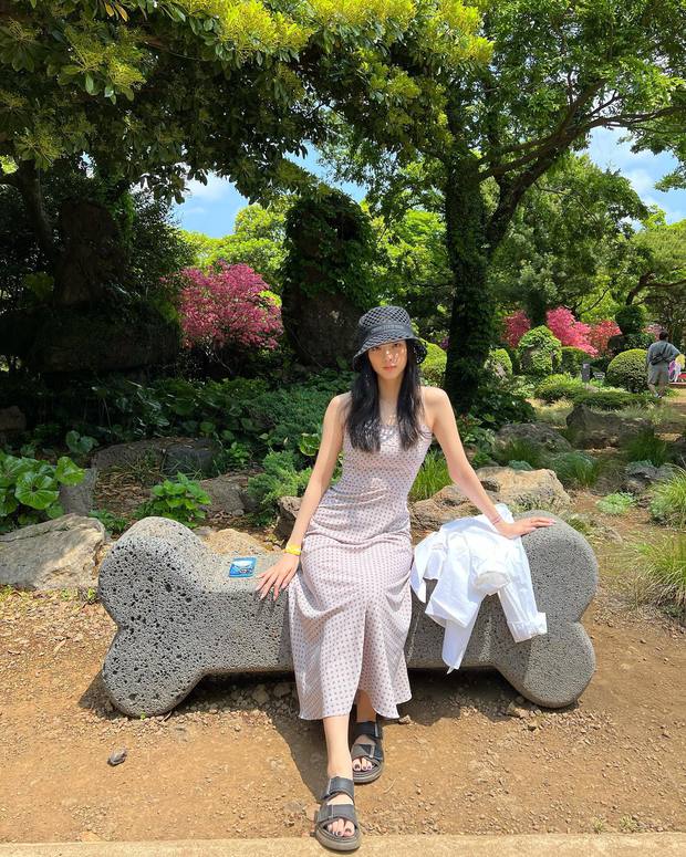 Mặc đẹp thời trang du lịch mùa hè từ 4 cô nàng của BLACKPINK - Ảnh 4