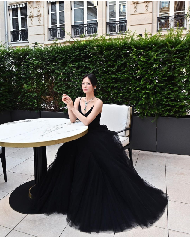 Trang phục cổ chữ 