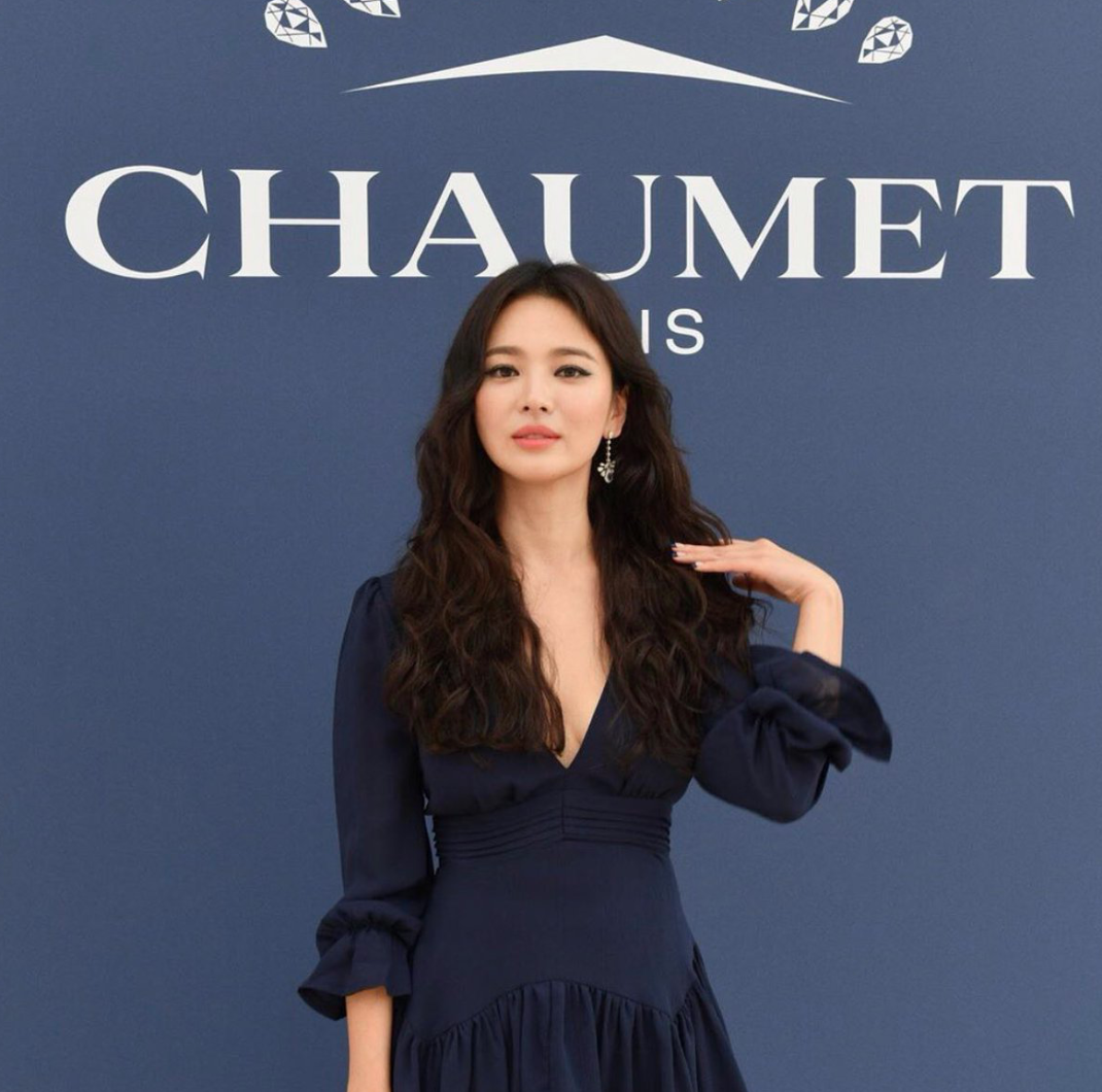 Trang phục cổ chữ 