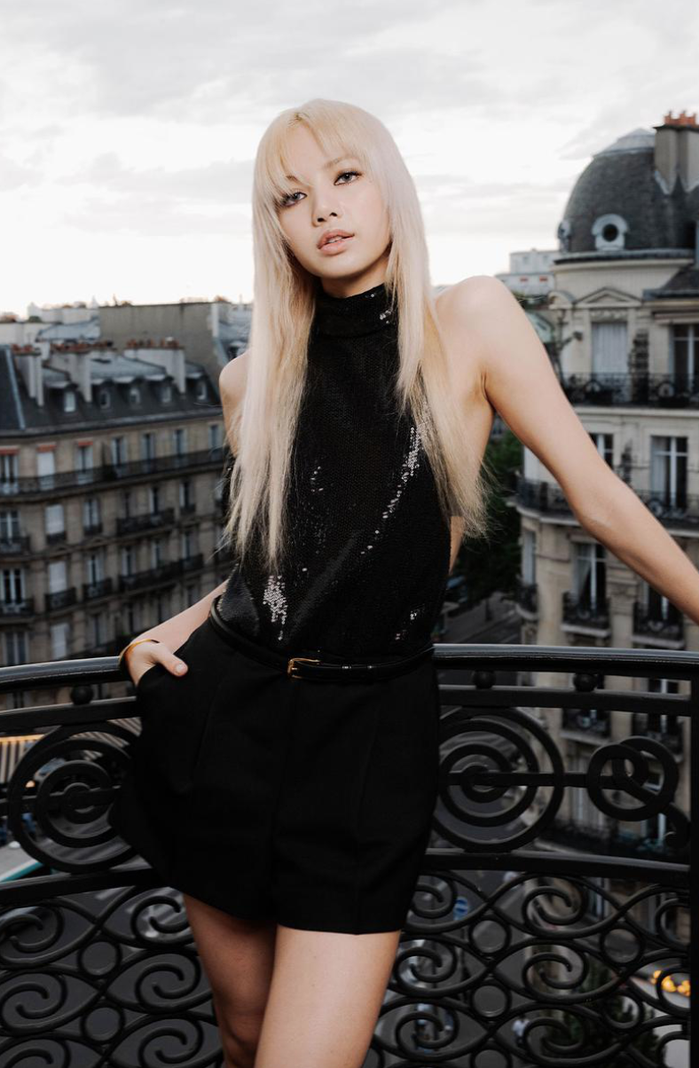 Bí quyết trông thời thượng của BLACKPINK khi đi dự show thời trang: Trang điểm tông khói, mắt đen - Ảnh 1