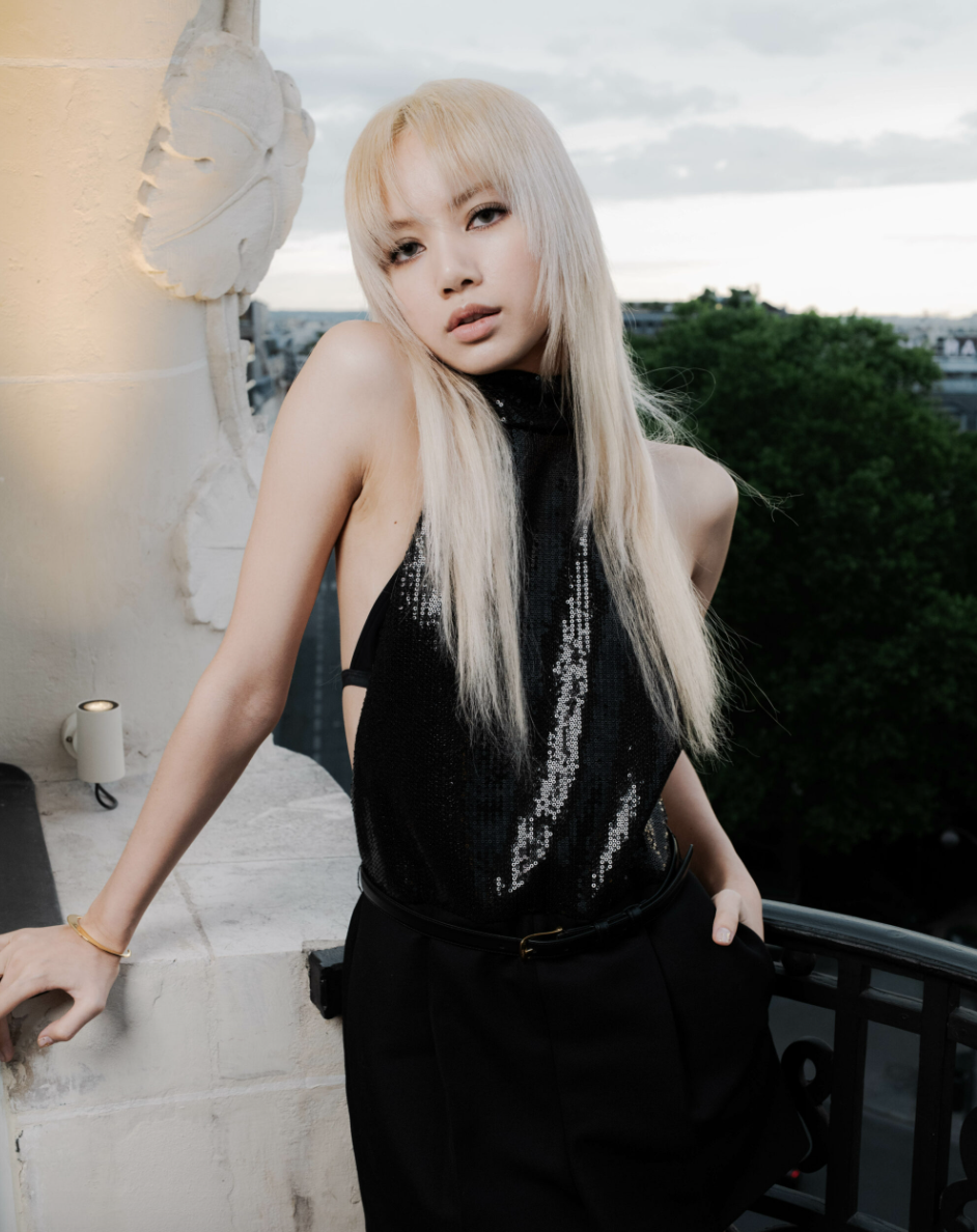 Bí quyết trông thời thượng của BLACKPINK khi đi dự show thời trang: Trang điểm tông khói, mắt đen - Ảnh 3