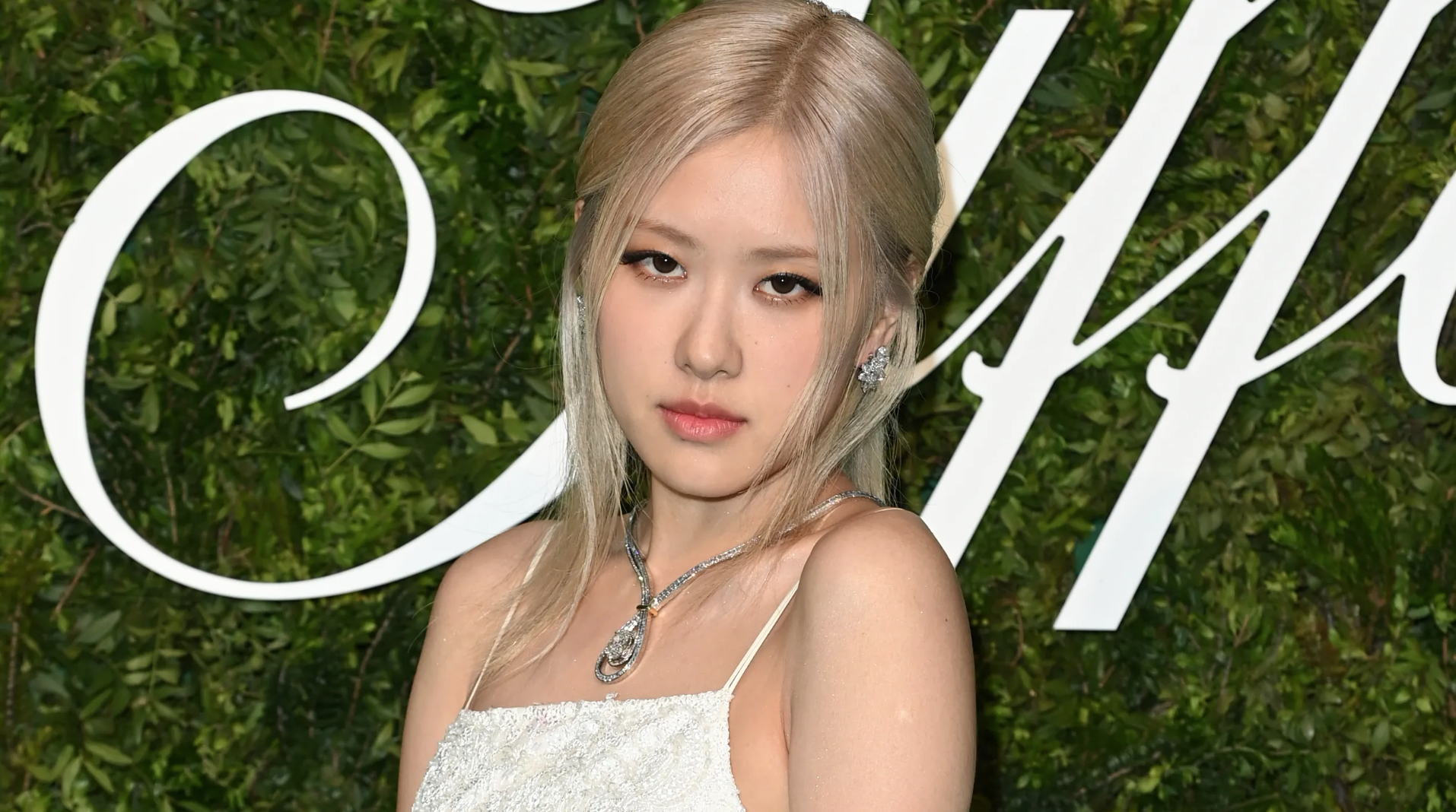 Bí quyết trông thời thượng của BLACKPINK khi đi dự show thời trang: Trang điểm tông khói, mắt đen - Ảnh 1