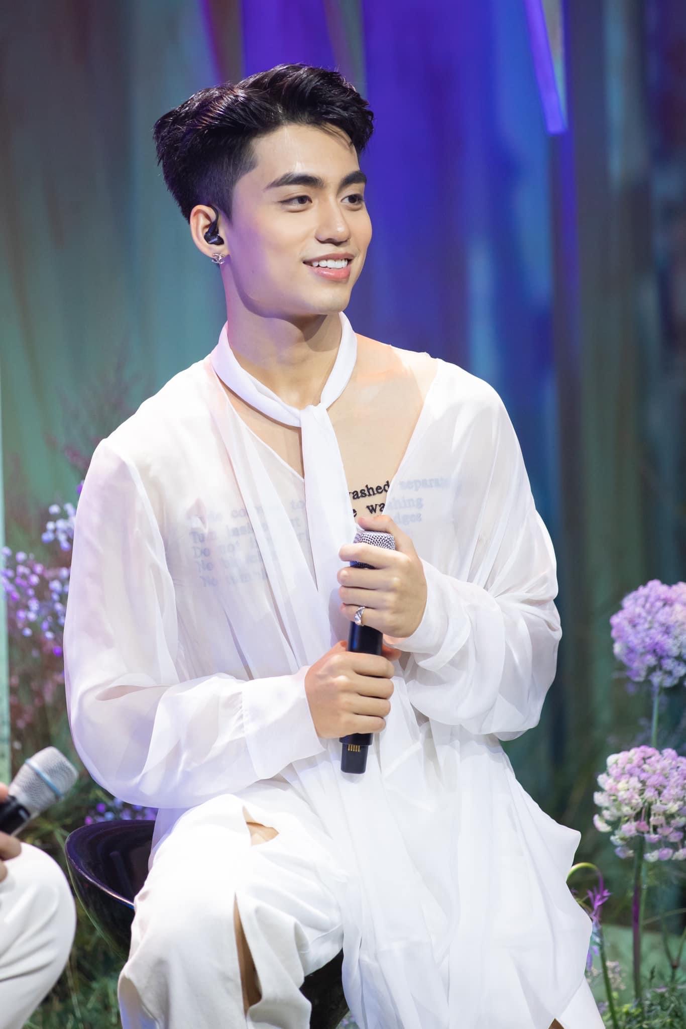 Em trai Sơn Tùng debut với nghệ danh Mono, thời trang ra mắt hợp báo bị chê là 