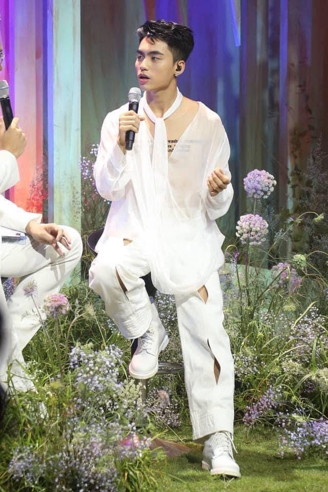 Em trai Sơn Tùng debut với nghệ danh Mono, thời trang ra mắt hợp báo bị chê là 