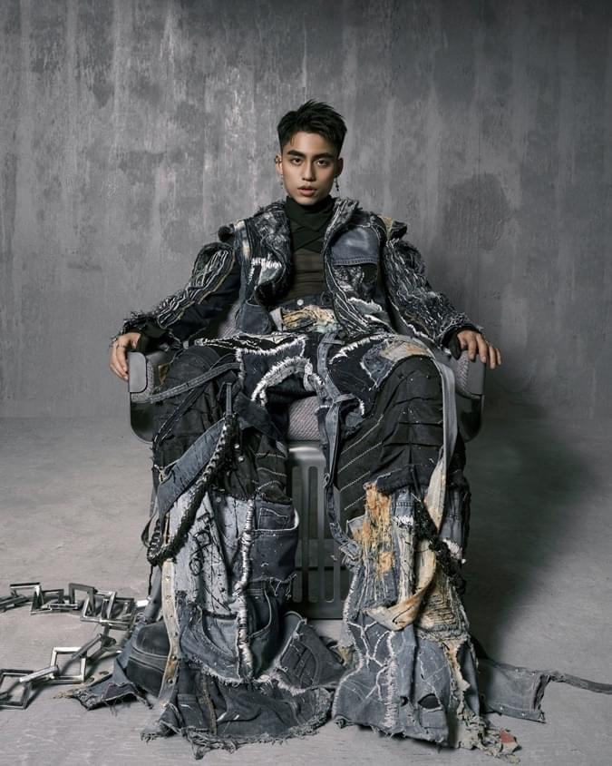 Em trai Sơn Tùng debut với nghệ danh Mono, thời trang ra mắt hợp báo bị chê là 