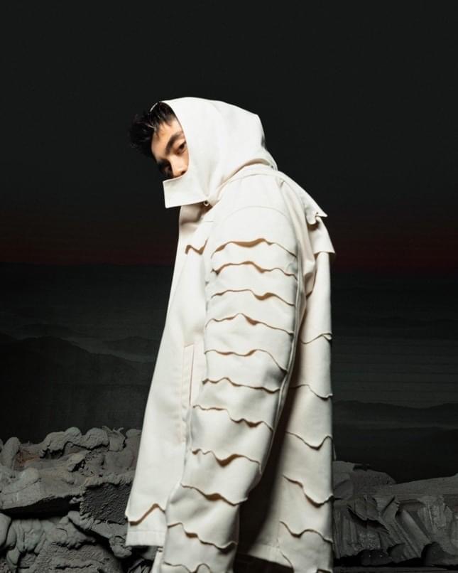 Em trai Sơn Tùng debut với nghệ danh Mono, thời trang ra mắt hợp báo bị chê là 