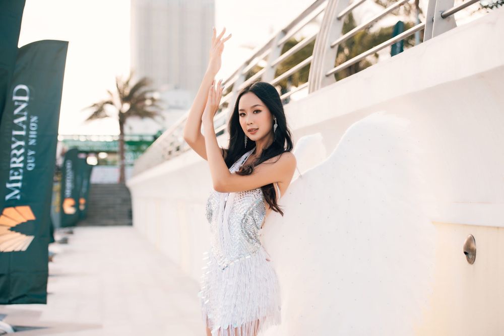 Thời trang đối lập của 2 Á hậu Việt: Bảo Ngọc mê mỗi chiếc khăn rằn, Thảo Nhi Lê đổi chục túi hiệu - Ảnh 12