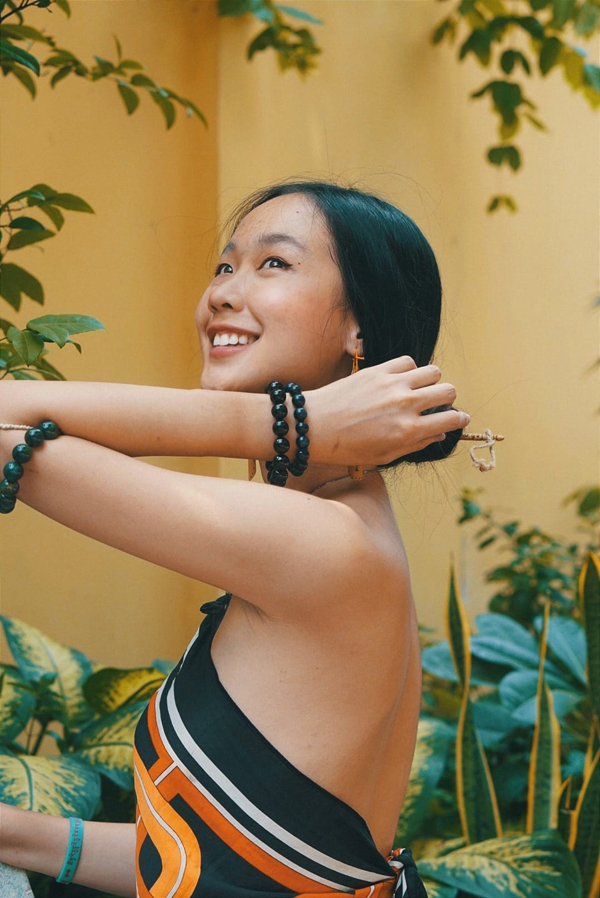 Thời trang đối lập của 2 Á hậu Việt: Bảo Ngọc mê mỗi chiếc khăn rằn, Thảo Nhi Lê đổi chục túi hiệu - Ảnh 3