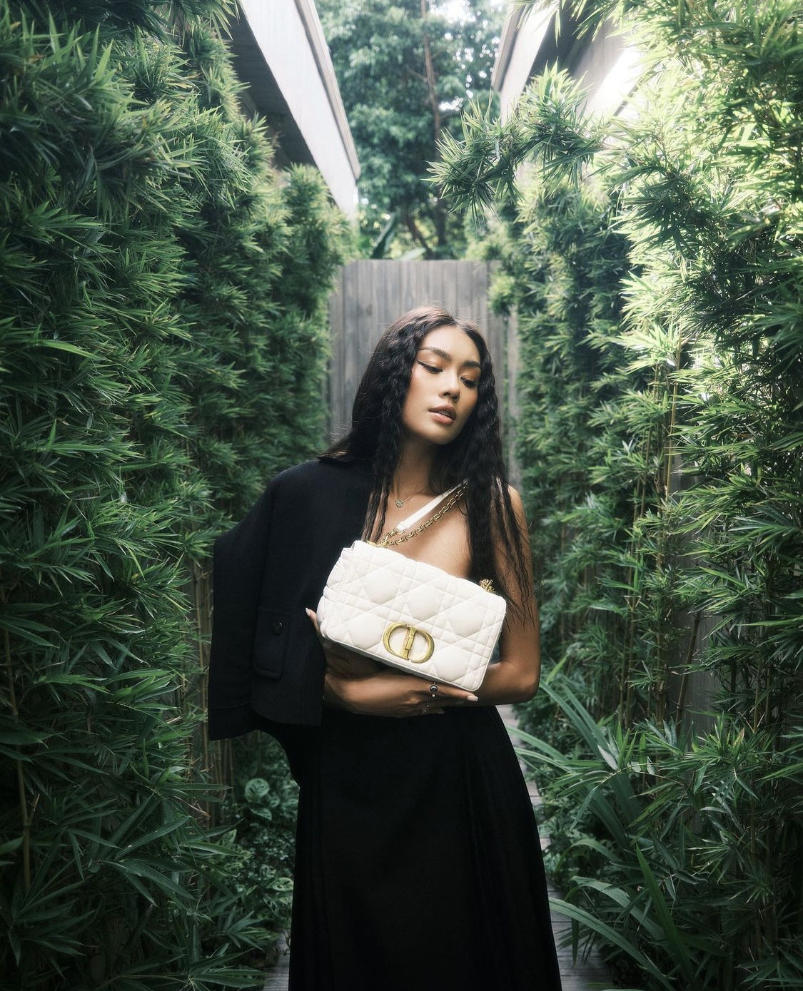 Thời trang đối lập của 2 Á hậu Việt: Bảo Ngọc mê mỗi chiếc khăn rằn, Thảo Nhi Lê đổi chục túi hiệu - Ảnh 1