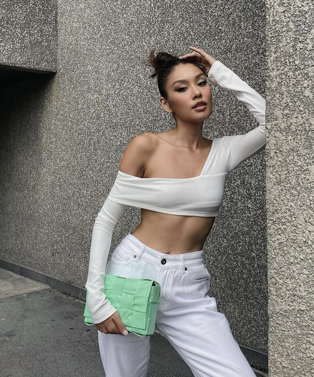 Thời trang đối lập của 2 Á hậu Việt: Bảo Ngọc mê mỗi chiếc khăn rằn, Thảo Nhi Lê đổi chục túi hiệu - Ảnh 3