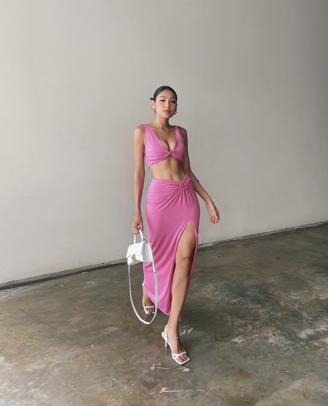 Thời trang đối lập của 2 Á hậu Việt: Bảo Ngọc mê mỗi chiếc khăn rằn, Thảo Nhi Lê đổi chục túi hiệu - Ảnh 5