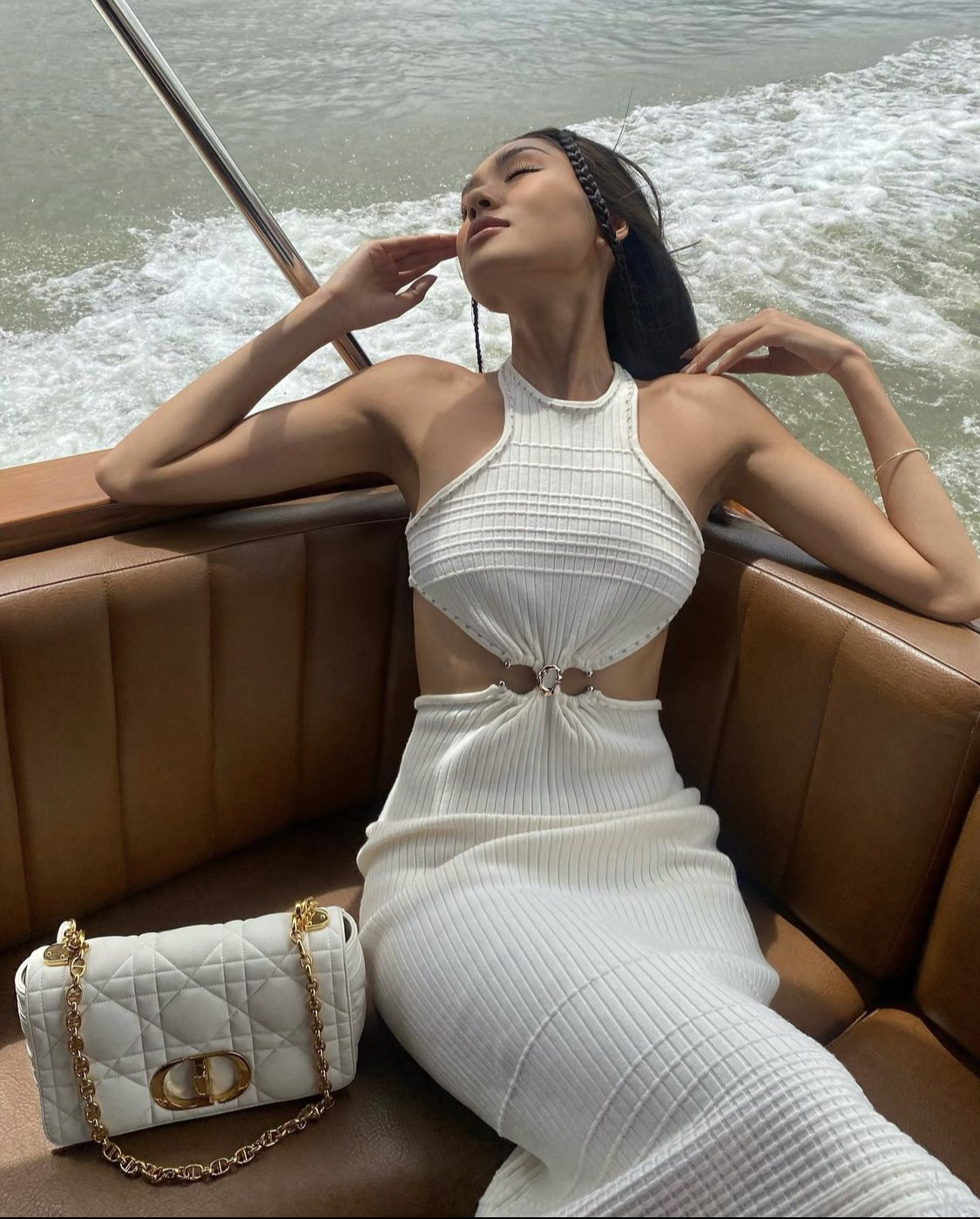 Thời trang đối lập của 2 Á hậu Việt: Bảo Ngọc mê mỗi chiếc khăn rằn, Thảo Nhi Lê đổi chục túi hiệu - Ảnh 6