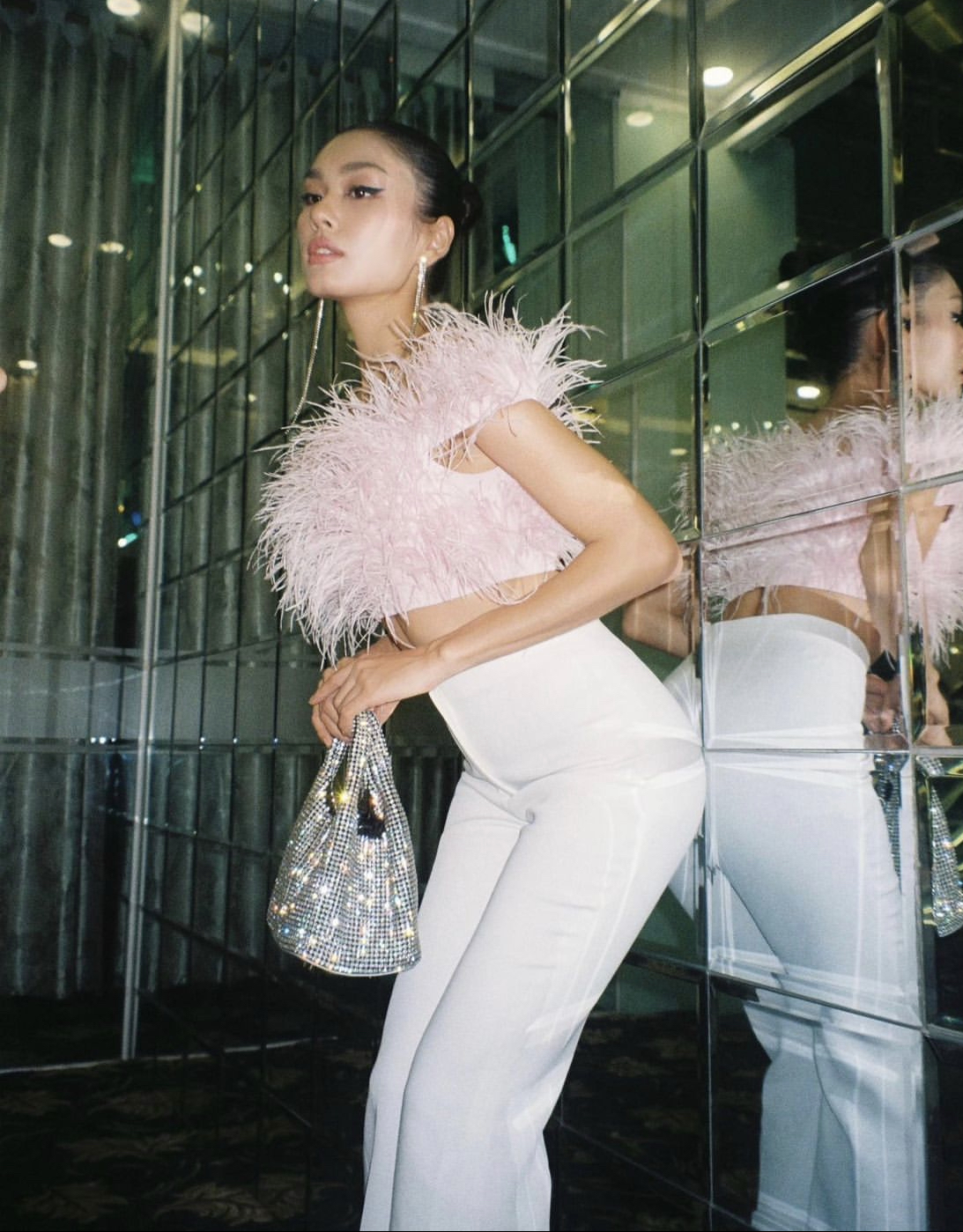 Thời trang đối lập của 2 Á hậu Việt: Bảo Ngọc mê mỗi chiếc khăn rằn, Thảo Nhi Lê đổi chục túi hiệu - Ảnh 7