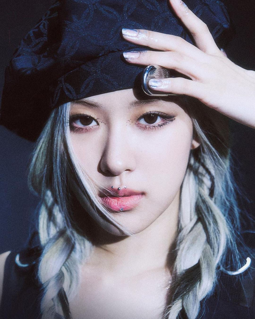 Tóc mái Jennie, nốt ruồi giả Jisoo ở 