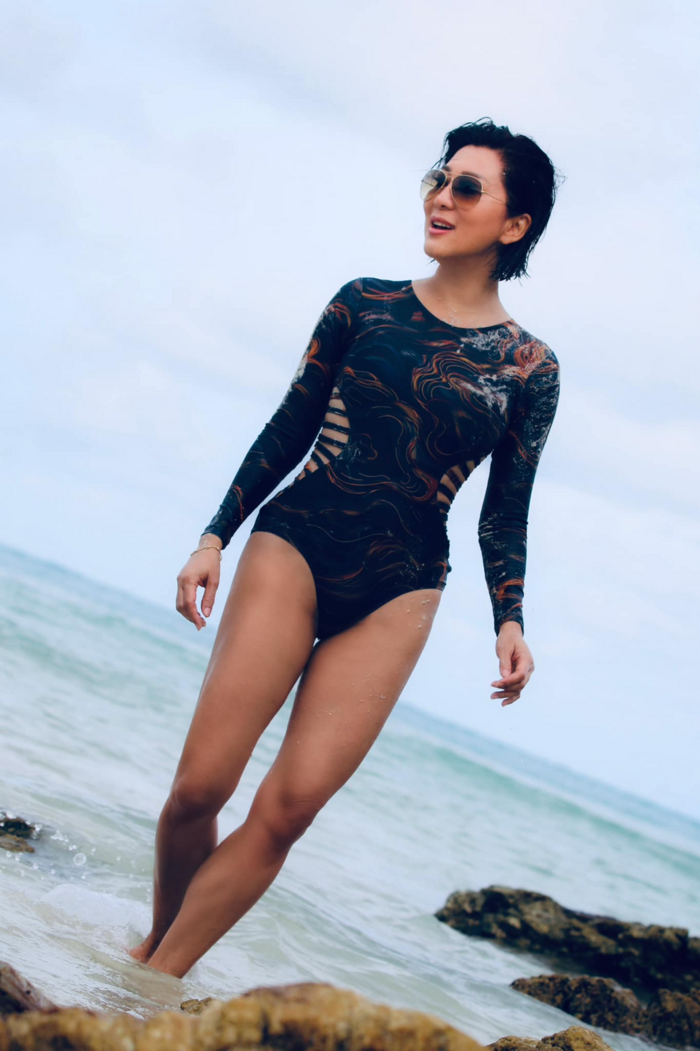 Dàn mỹ nhân U60 của Vbiz tự tin khoe dáng trong bikini: MC Nguyễn Cao Kỳ Duyên đã có đối thủ - Ảnh 2