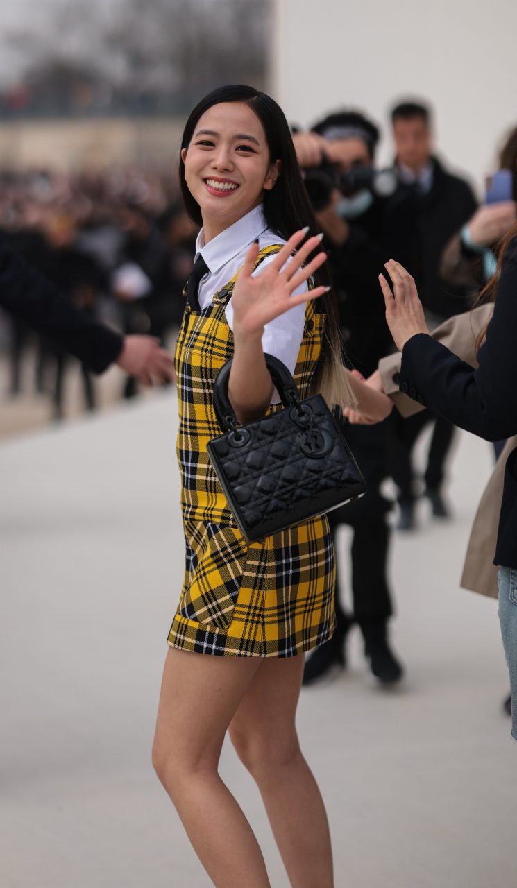 8 trang phục gây tranh cãi của BLACKPINK: Rosé nhận về 7 triệu like vẫn nhận ý kiến trái chiều - Ảnh 2