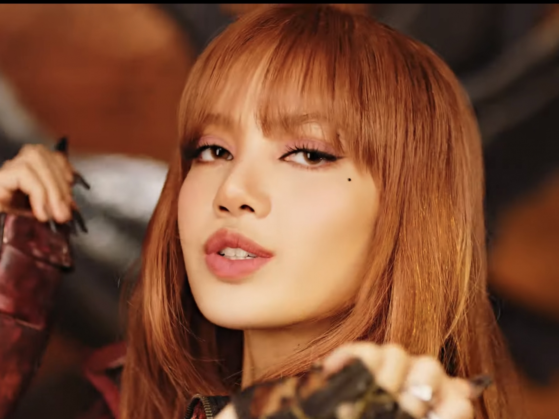 Ai mắt kém sẽ tưởng Lisa (BLACKPINK) để ngực trần khi diện outfit này trong 