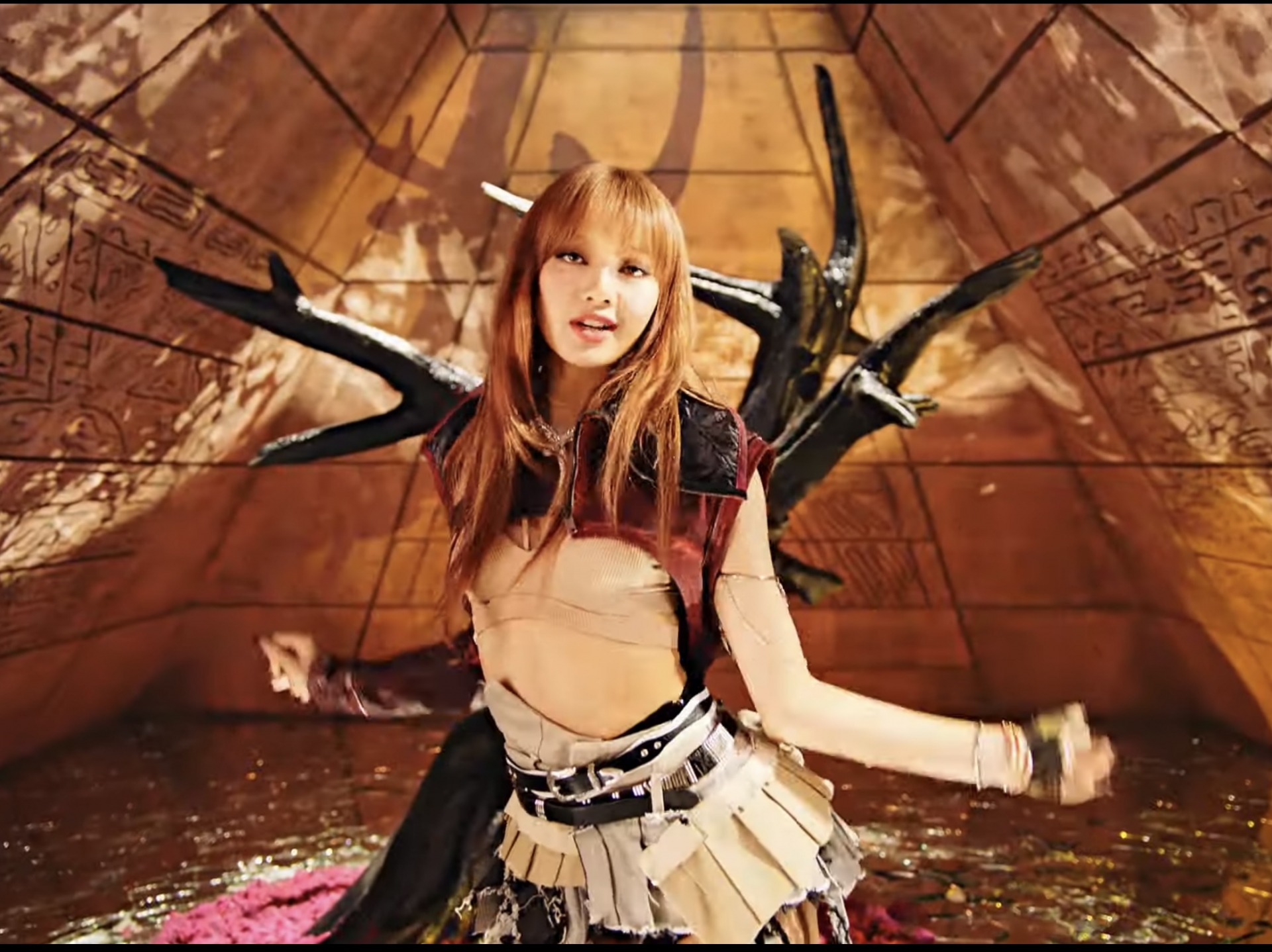 Ai mắt kém sẽ tưởng Lisa (BLACKPINK) để ngực trần khi diện outfit này trong 