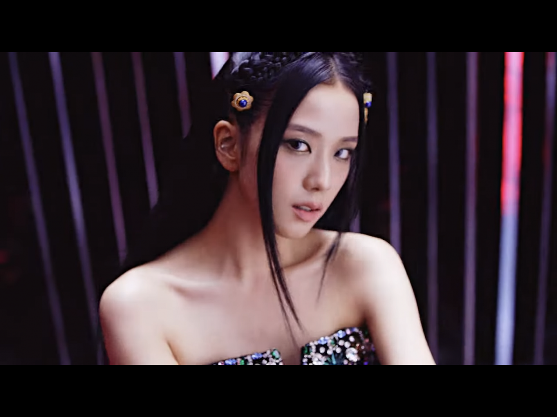 Giảm cân trước comeback, Jisoo (BLACKPINK) bị stylist hại với outfit 