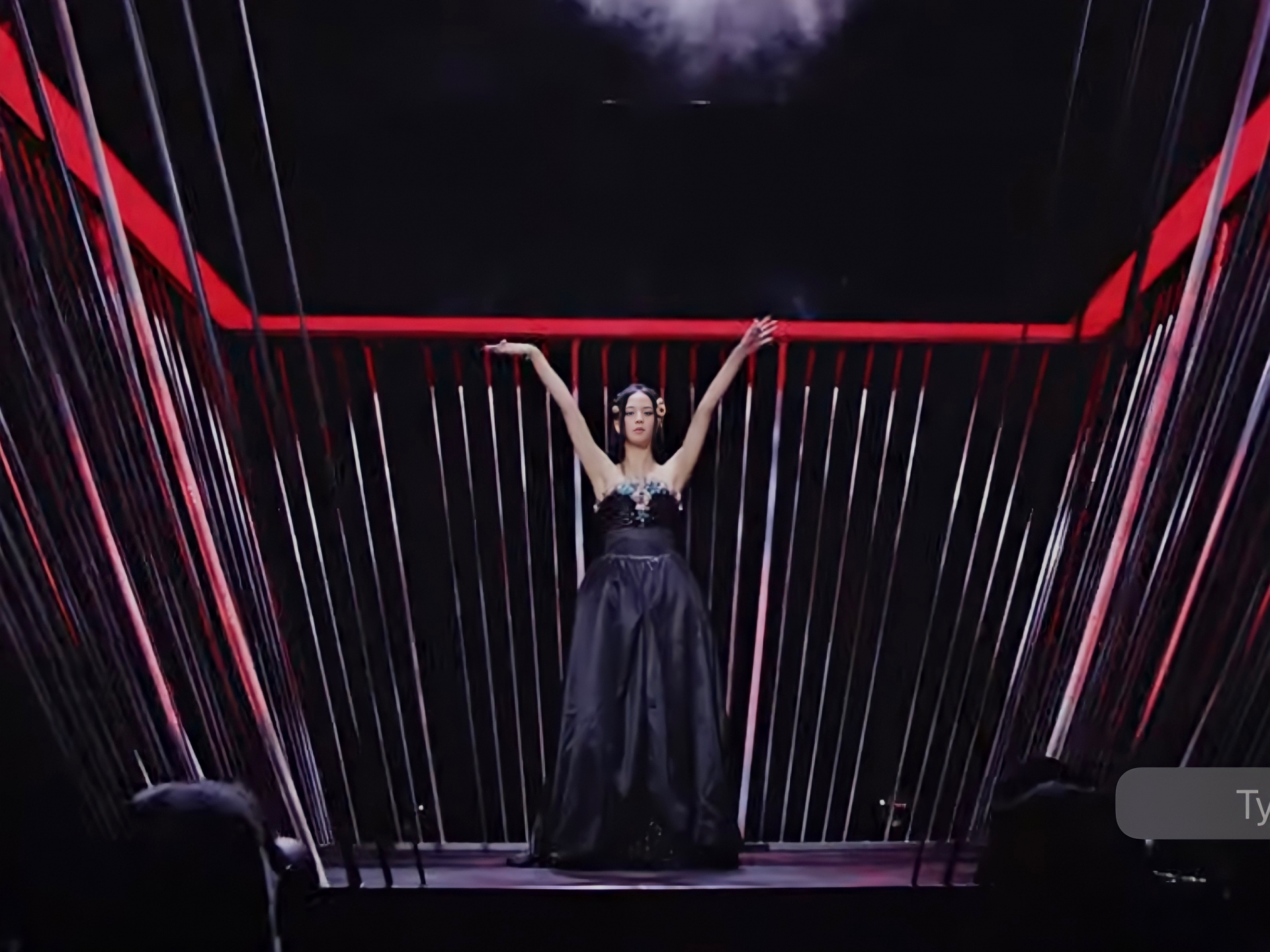 Giảm cân trước comeback, Jisoo (BLACKPINK) bị stylist hại với outfit 