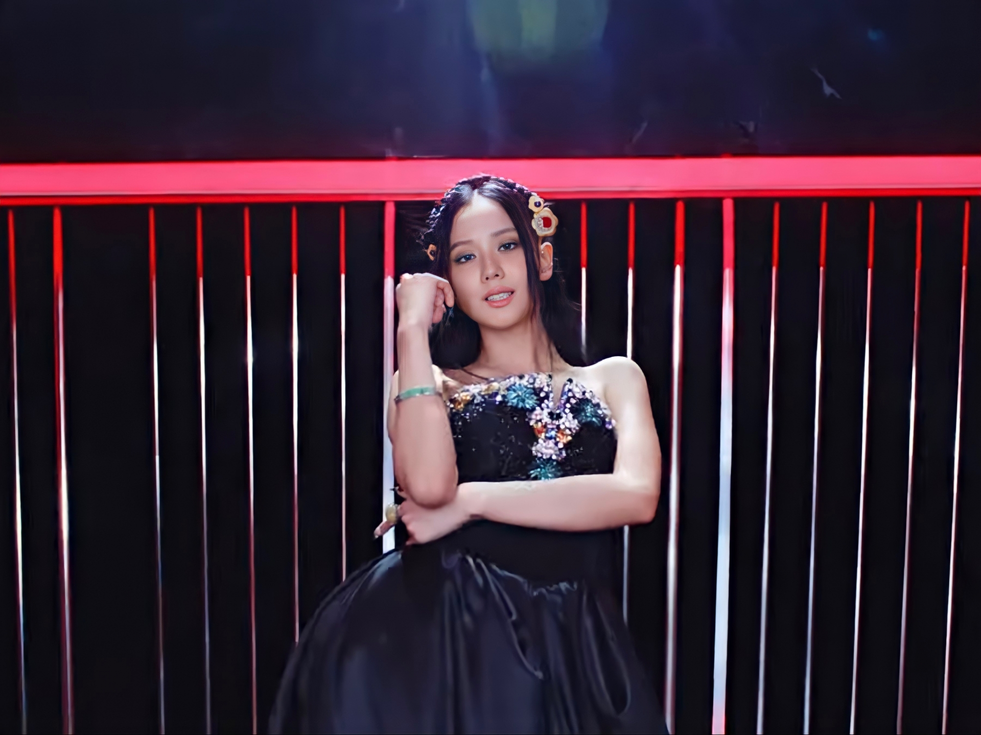 Giảm cân trước comeback, Jisoo (BLACKPINK) bị stylist hại với outfit 