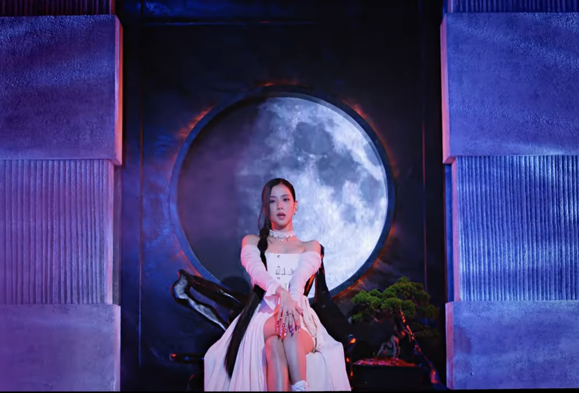 Giảm cân trước comeback, Jisoo (BLACKPINK) bị stylist hại với outfit 