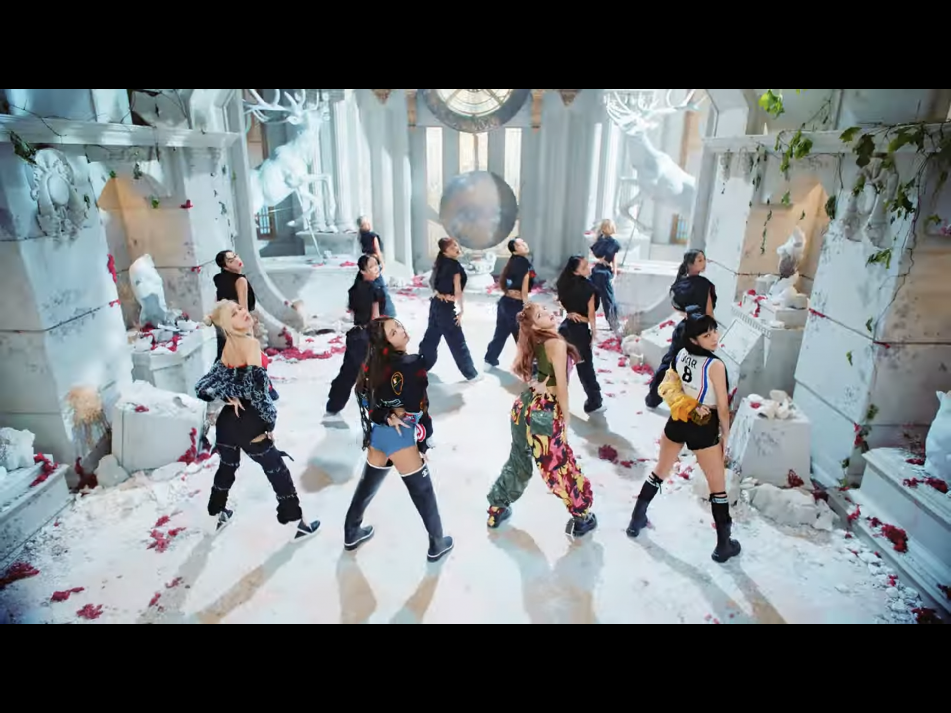 Giảm cân trước comeback, Jisoo (BLACKPINK) bị stylist hại với outfit 