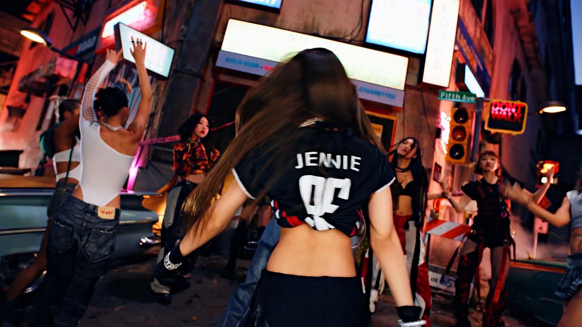 [PHÁT HIỆN MỚI] Jennie (BLACKPINK) là fan MU, dùng chi tiết này để cổ vũ 