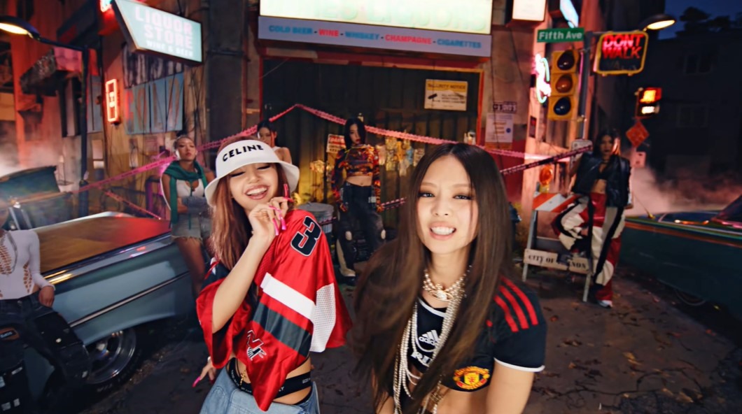 Mặc áo bóng đá trong 