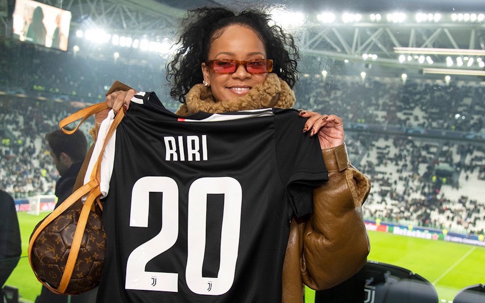 Mặc áo bóng đá trong 