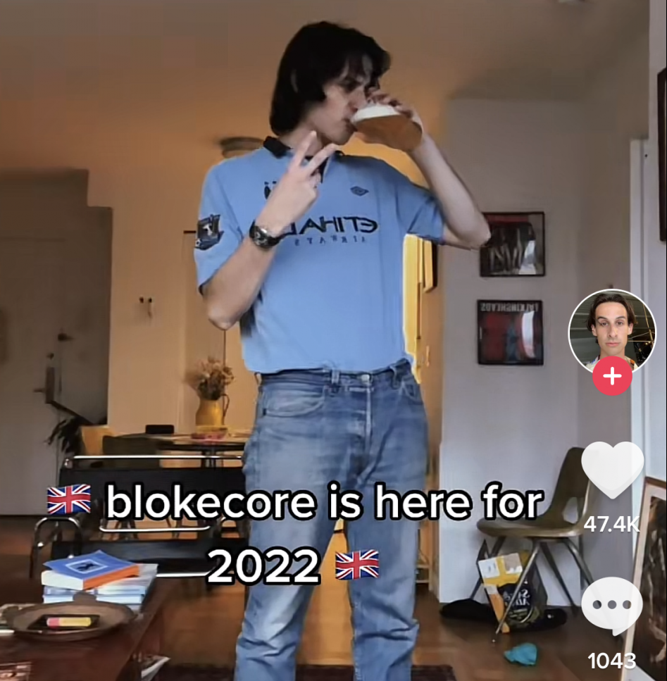 Mặc áo bóng đá trong 