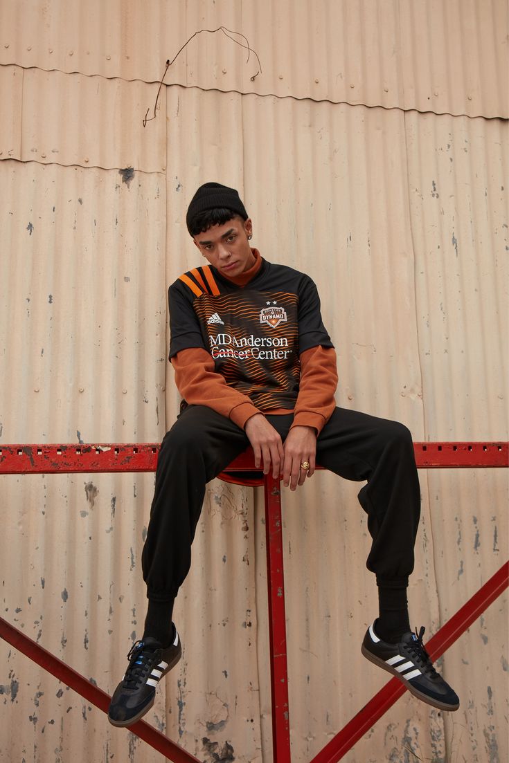 Mặc áo bóng đá trong 