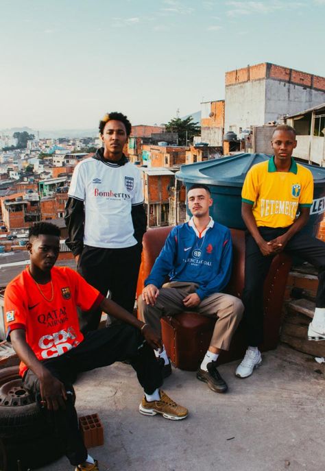 Mặc áo bóng đá trong 