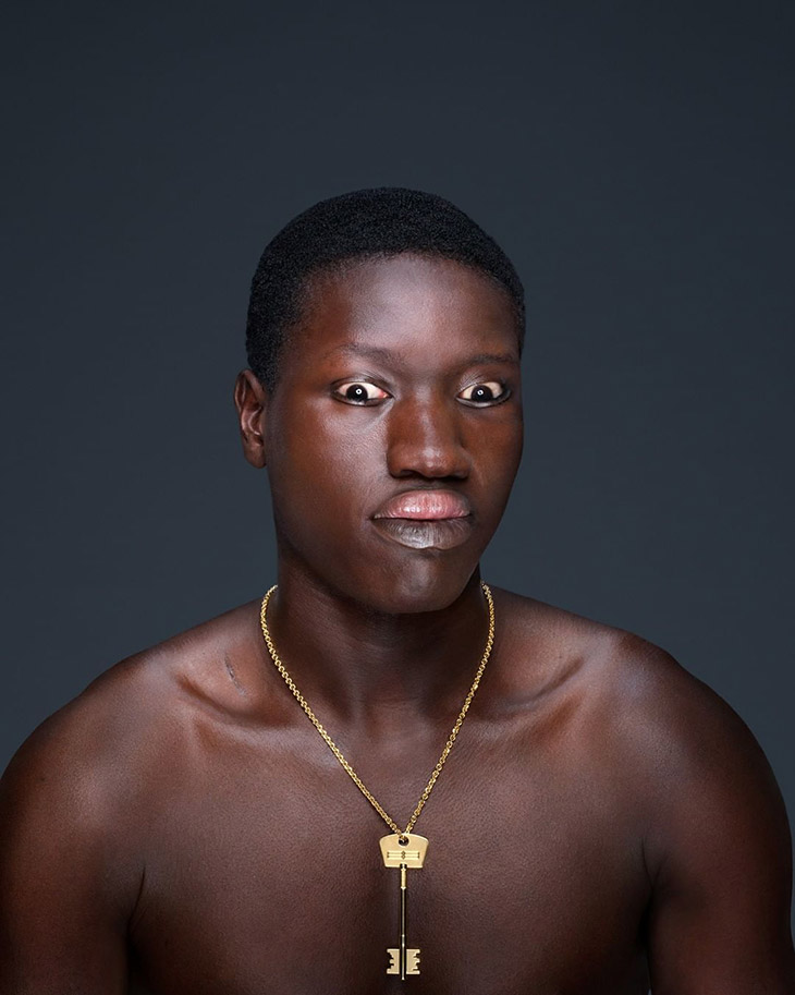 Người mẫu Balenciaga trừng mắt hâm doạ khách hàng, 