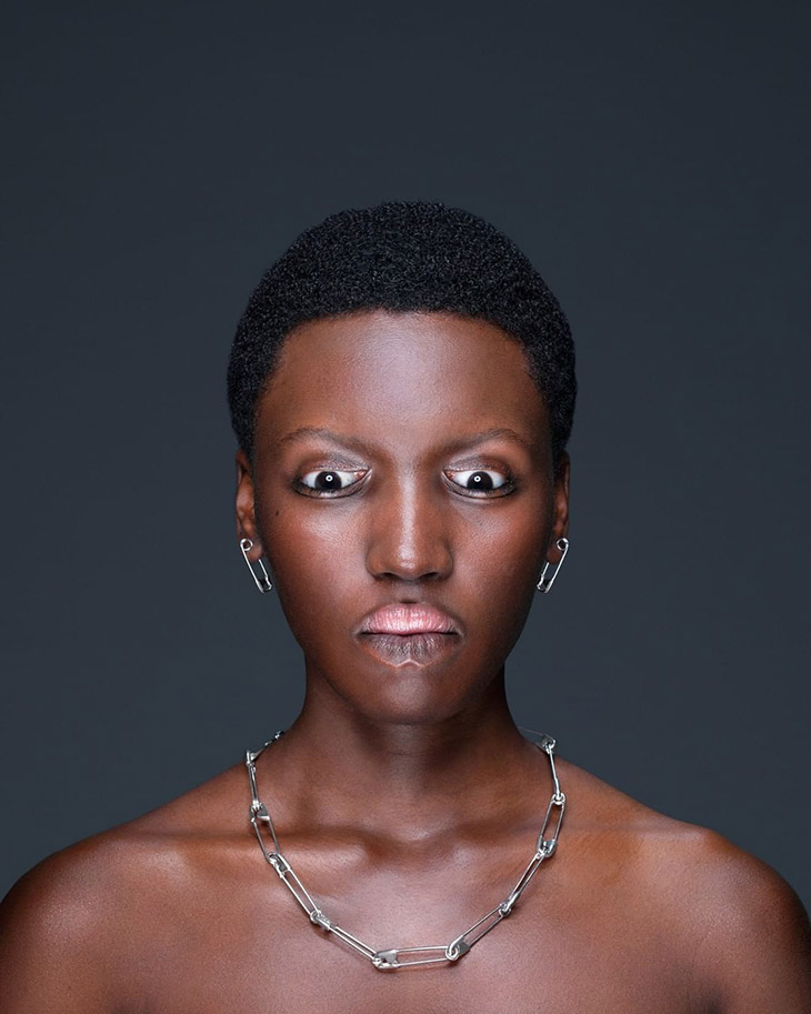 Người mẫu Balenciaga trừng mắt hâm doạ khách hàng, 