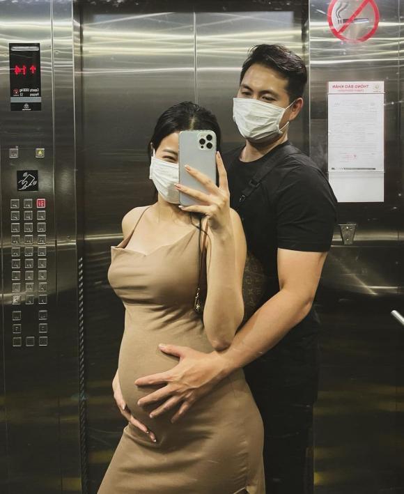 Mang bầu mà vẫn mặc đầm ôm body đẹp như Karen Nguyễn 