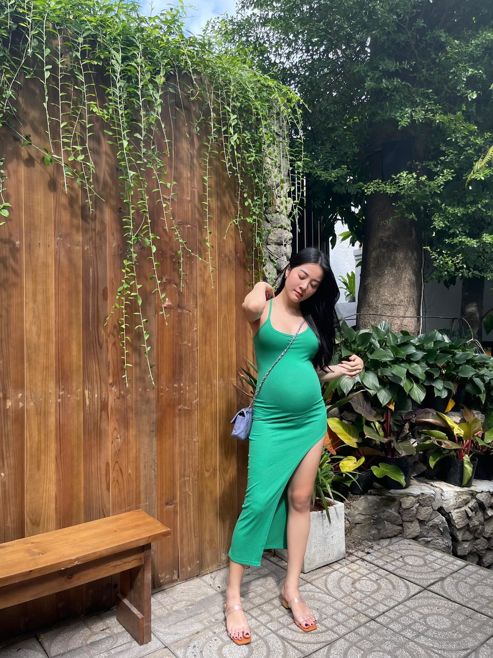 Mang bầu mà vẫn mặc đầm ôm body đẹp như Karen Nguyễn 