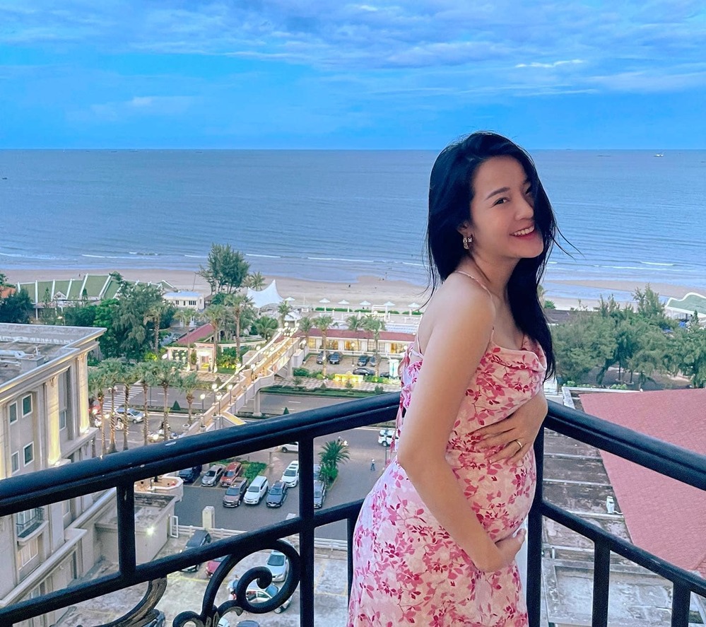 Mang bầu mà vẫn mặc đầm ôm body đẹp như Karen Nguyễn 