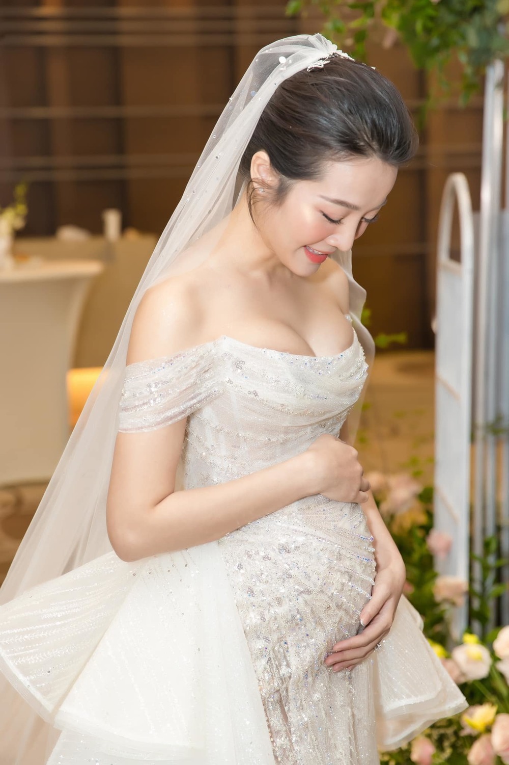 Mang bầu mà vẫn mặc đầm ôm body đẹp như Karen Nguyễn 