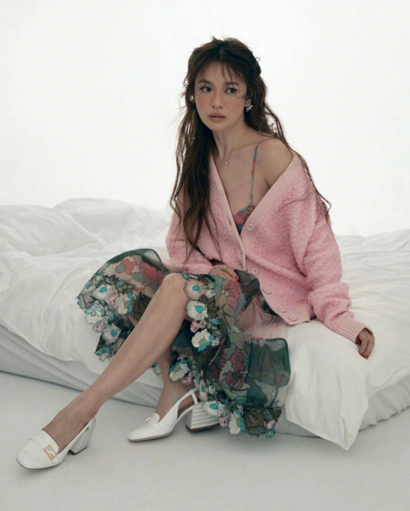 Song Hye Kyo mê đồ hai dây, giúp khoe bờ vai hao gầy cực phẩm - Ảnh 2