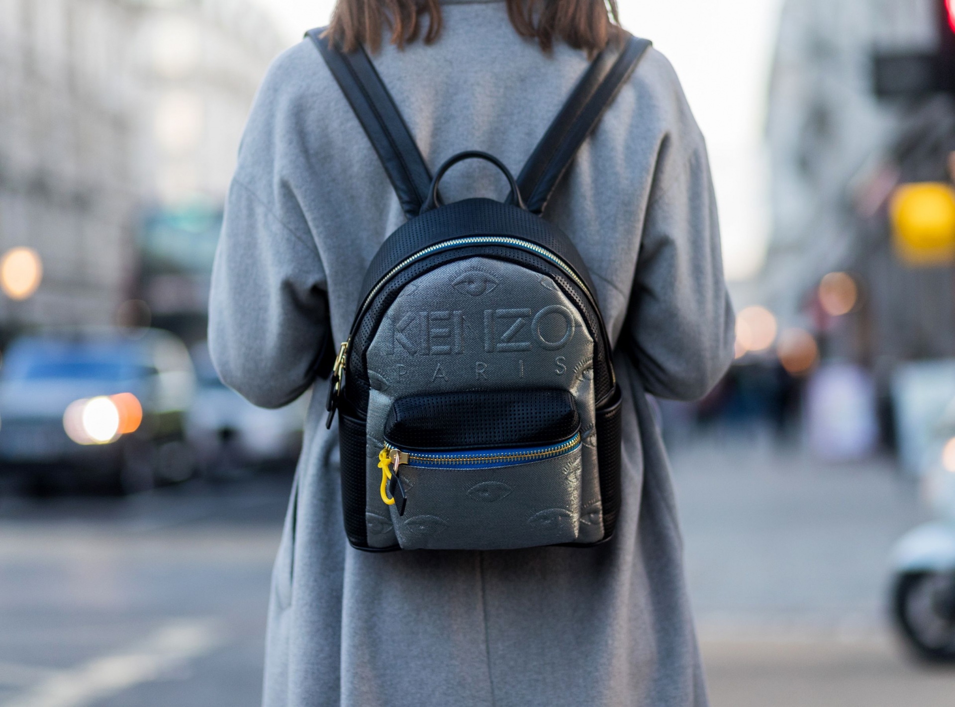 Đeo ba lô và xịt nước hoa cũng có thể làm quần áo hiệu nhanh hư hại - Ảnh 2