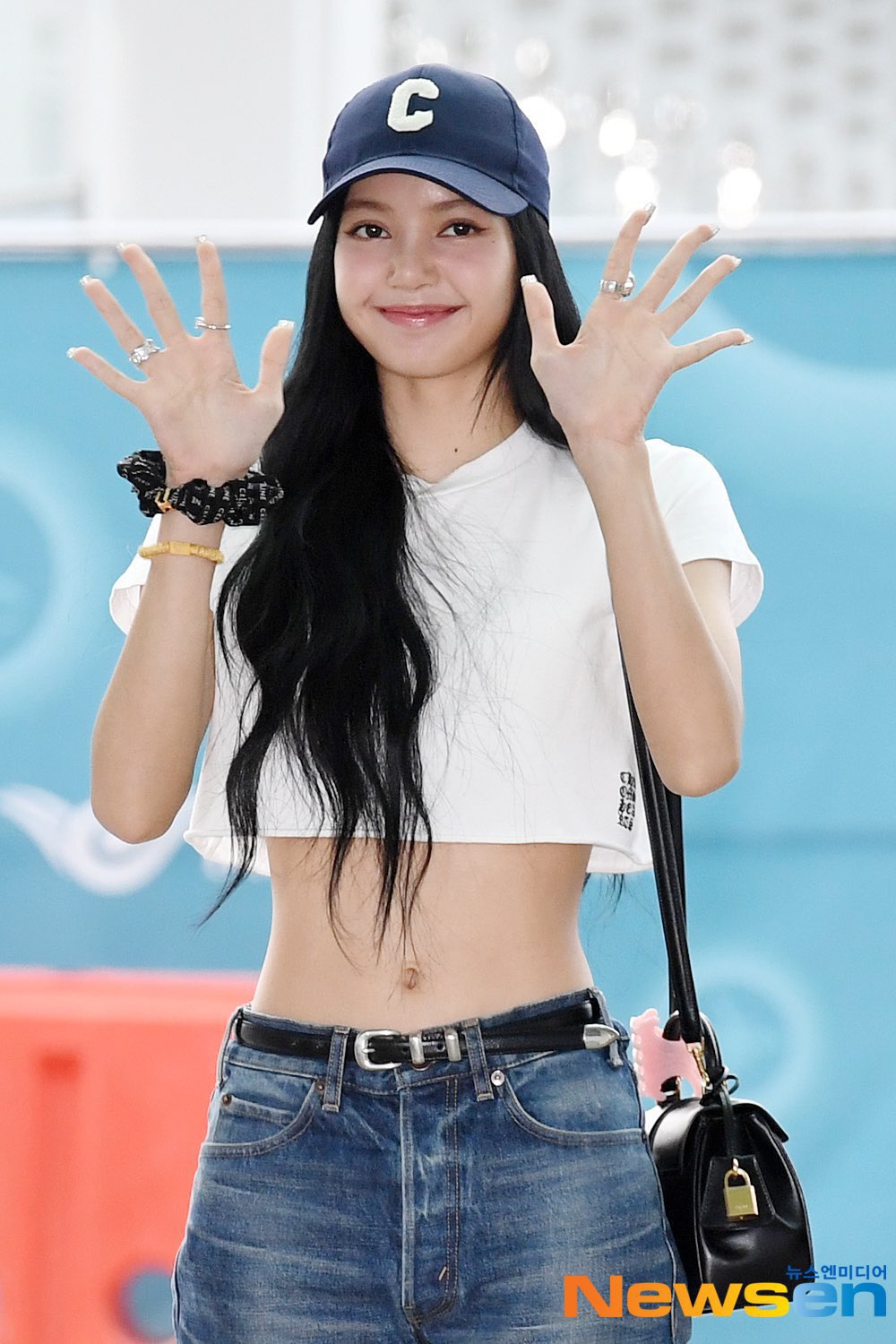 Thời trang BLACKPINK sân bay đi Mỹ: Lisa khoe thắt eo đẹp mê, Jisoo tiết lộ trang phục diễn VMAs - Ảnh 3