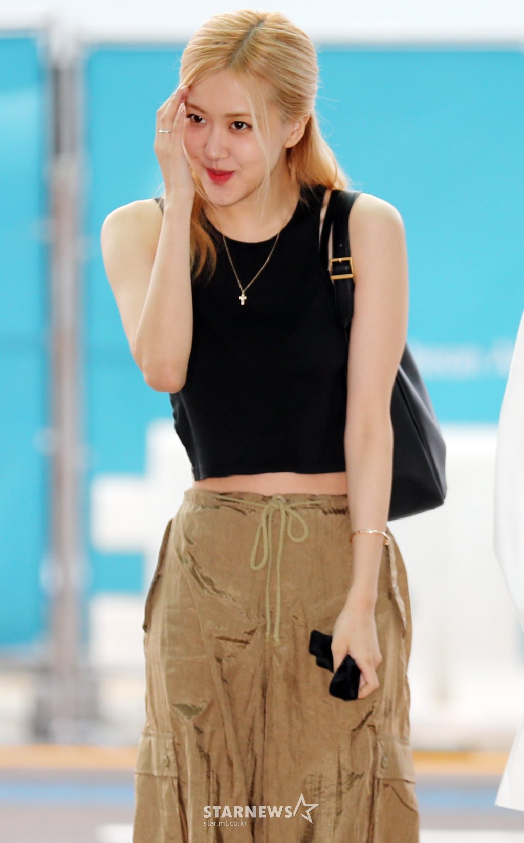 Thời trang BLACKPINK sân bay đi Mỹ: Lisa khoe thắt eo đẹp mê, Jisoo tiết lộ trang phục diễn VMAs - Ảnh 4