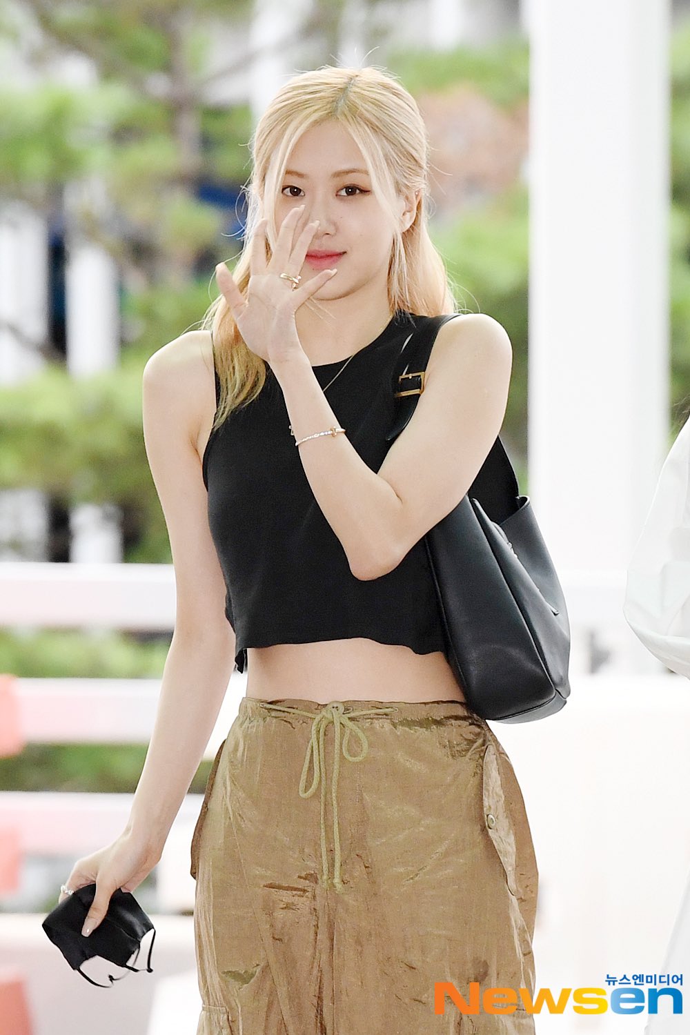 Thời trang BLACKPINK sân bay đi Mỹ: Lisa khoe thắt eo đẹp mê, Jisoo tiết lộ trang phục diễn VMAs - Ảnh 5