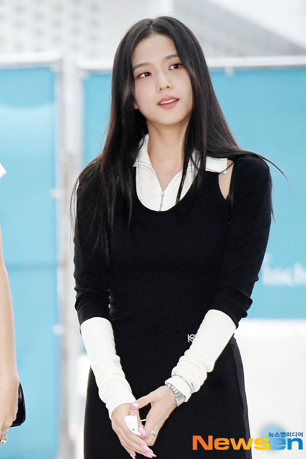 Thời trang BLACKPINK sân bay đi Mỹ: Lisa khoe thắt eo đẹp mê, Jisoo tiết lộ trang phục diễn VMAs - Ảnh 7