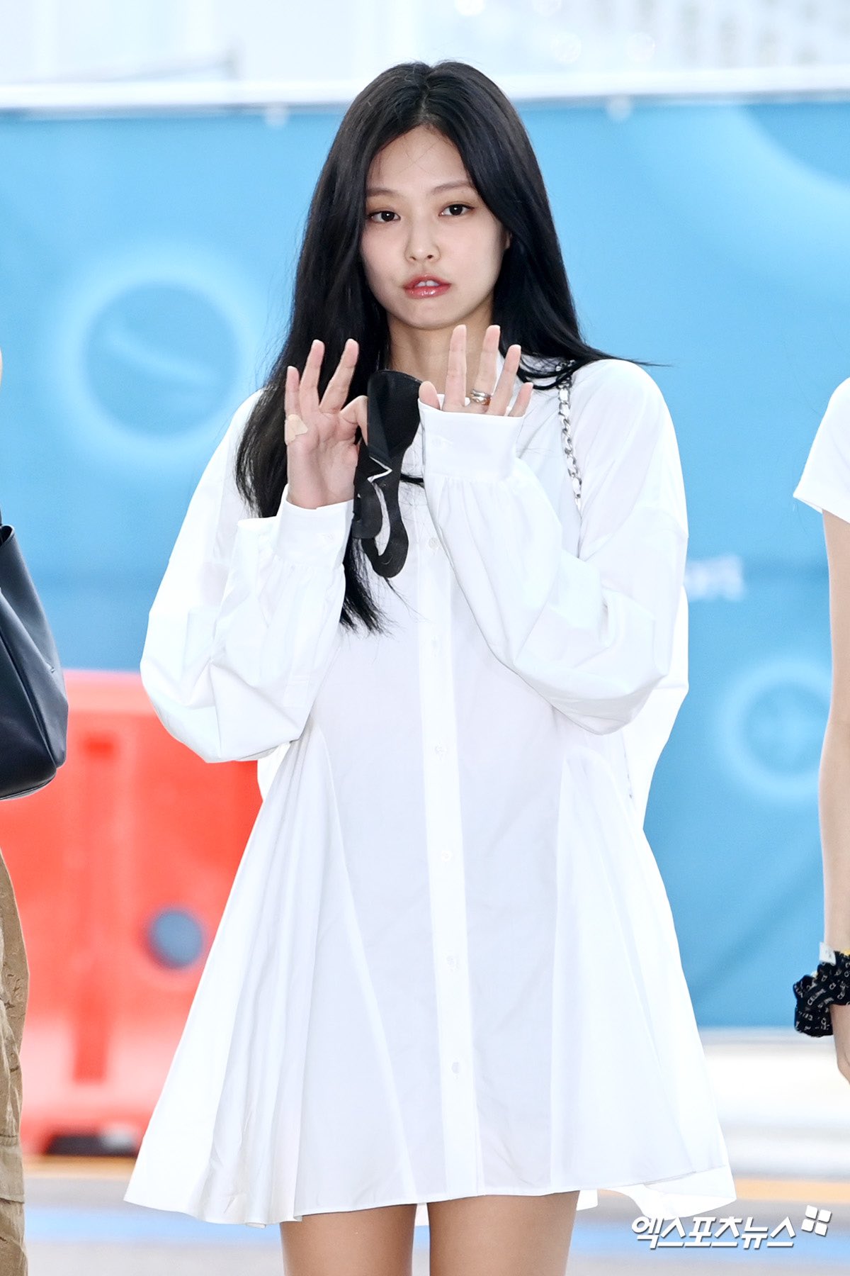 Thời trang BLACKPINK sân bay đi Mỹ: Lisa khoe thắt eo đẹp mê, Jisoo tiết lộ trang phục diễn VMAs - Ảnh 8