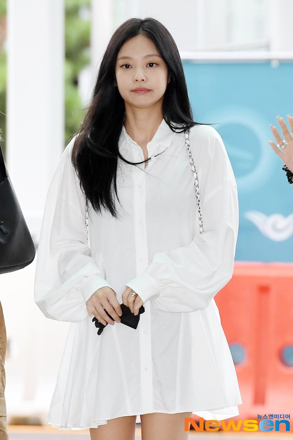 Thời trang BLACKPINK sân bay đi Mỹ: Lisa khoe thắt eo đẹp mê, Jisoo tiết lộ trang phục diễn VMAs - Ảnh 9