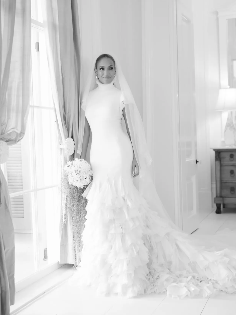 Váy cưới Jennifer Lopez tuổi 53: Nền nã, quyến rũ và tôn 3 vòng - Ảnh 1