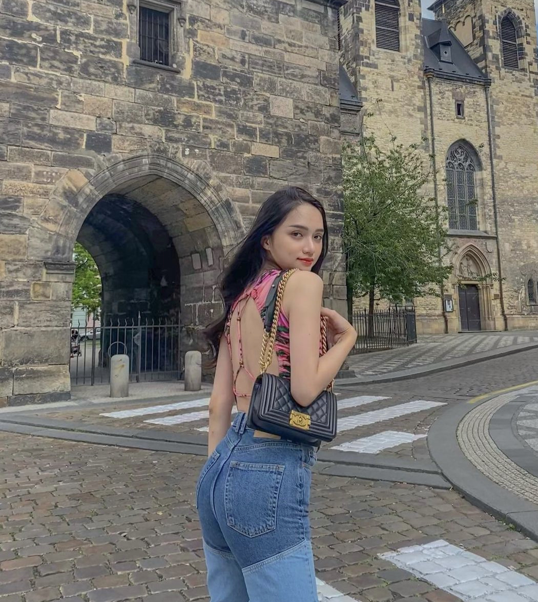 BST áo tắm một mảnh của Hoa hậu Hương Giang, vừa đi bơi vừa dùng phối street style cực chất - Ảnh 2